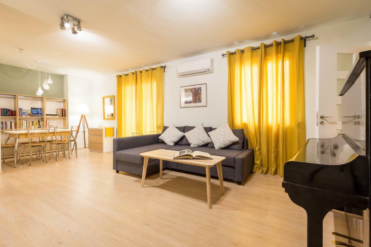 Downtown Urban Flat For 4 People In Plaka Apartment Athena Bagian luar foto